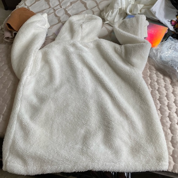 Fuzzy Oversized White Hoodie Size L - Picture 7 of 7